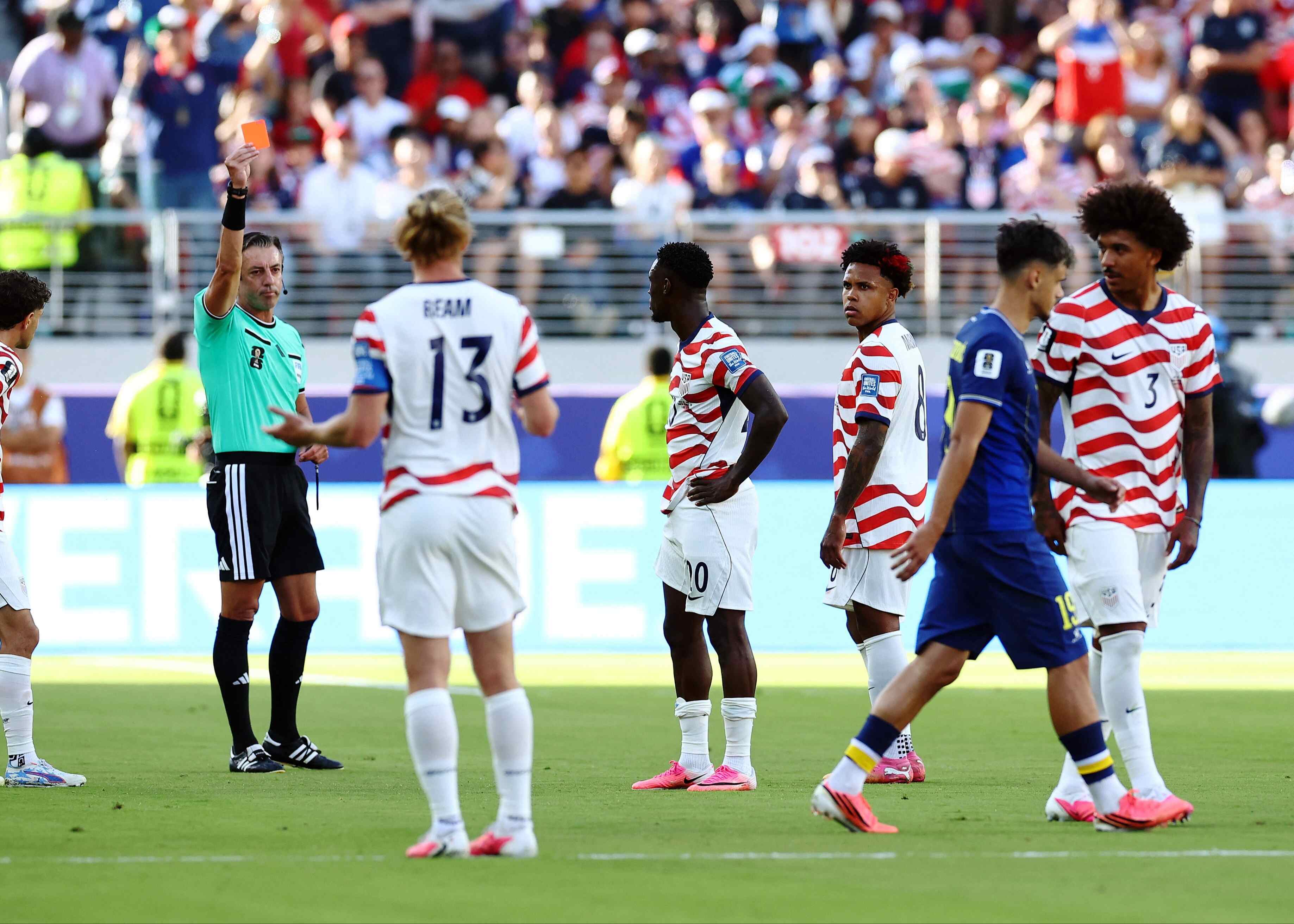 十人美国2-0胜波黑晋级,巴洛贡红牌离场