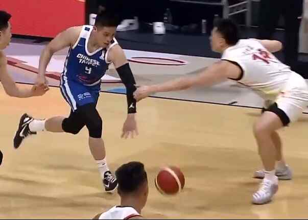 下手被抓个正着！李弘权被吹违体犯规
