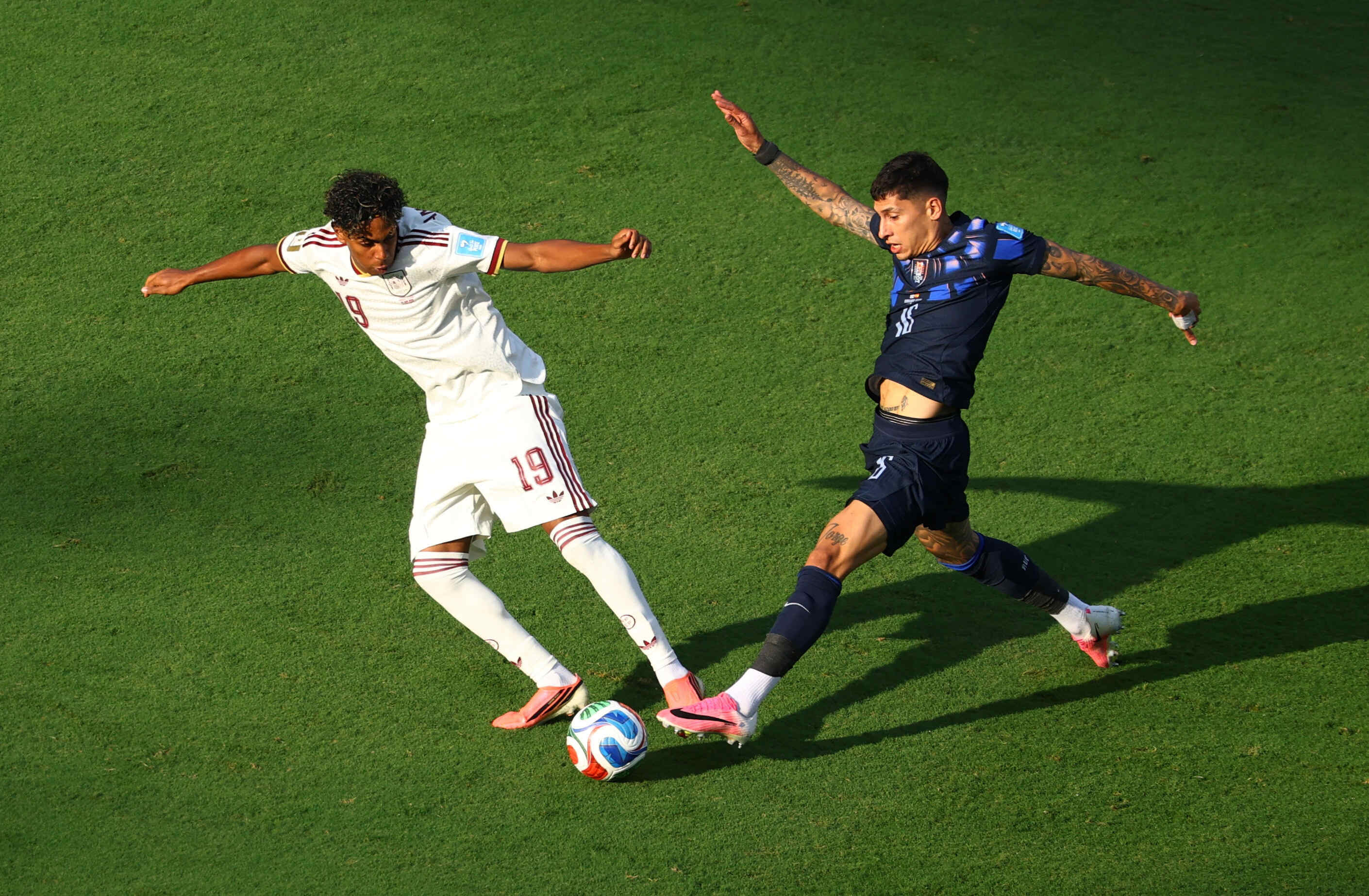 西班牙1-0擊敗烏拉圭，連續三場零封鎖定小組頭名