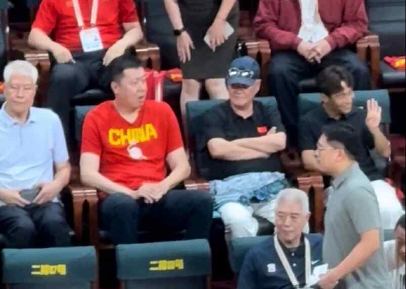 名人不少!本山大叔&蒋兴权&王治郅等现场观战中日之战 缩略图