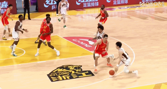 毫厘之间！库克压哨补篮被判超时无效