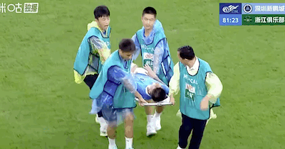 新鹏城迟迟不能完成换人引发丢球，尼尔森暴跳如雷