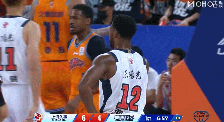 犯规麻烦!弗格开场3分钟两犯被徐杰换下,广东单外援出战