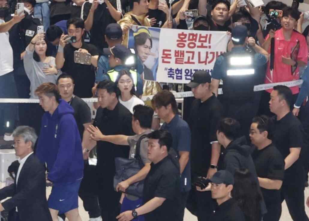 洪明甫抵韩受嘘声 世界杯惨败后帅位已定