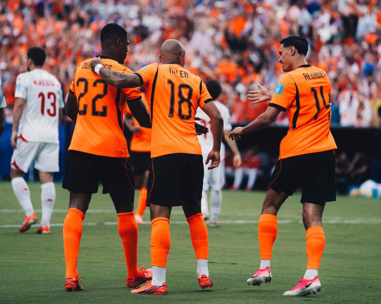 世界杯F組：荷蘭半場領先突尼斯 2-0
